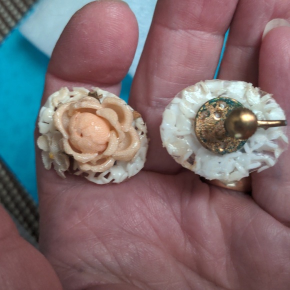 A434 Two Vintage Brooches with Matching Screwback Earrings - Picture 5 of 10